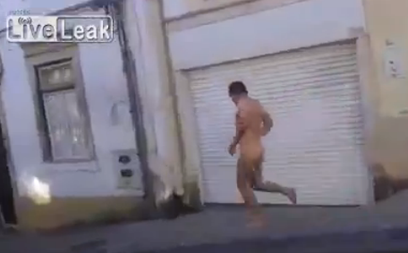 Tuga apanhado a correr todo nu pelas ruas