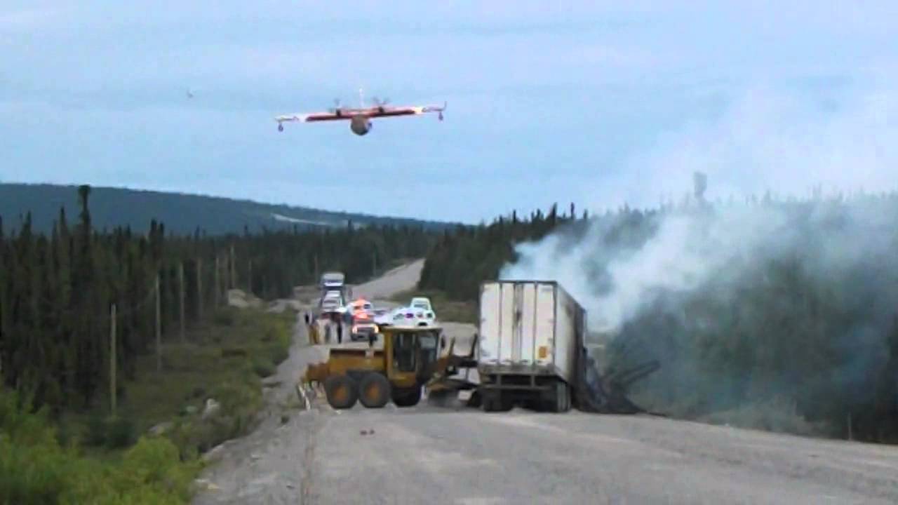 Avião de combate a incêndios faz descarga num acidente de trânsito