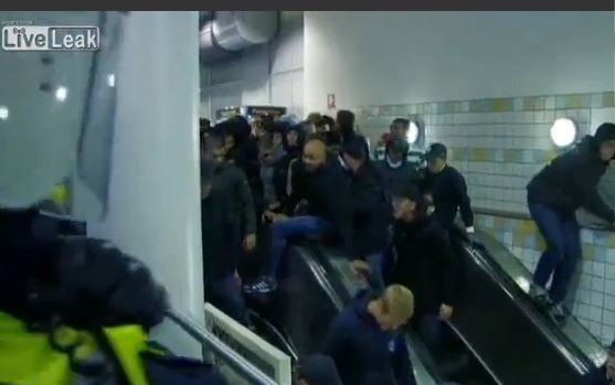 Policia sueca despacha adeptos em escadas rolantes