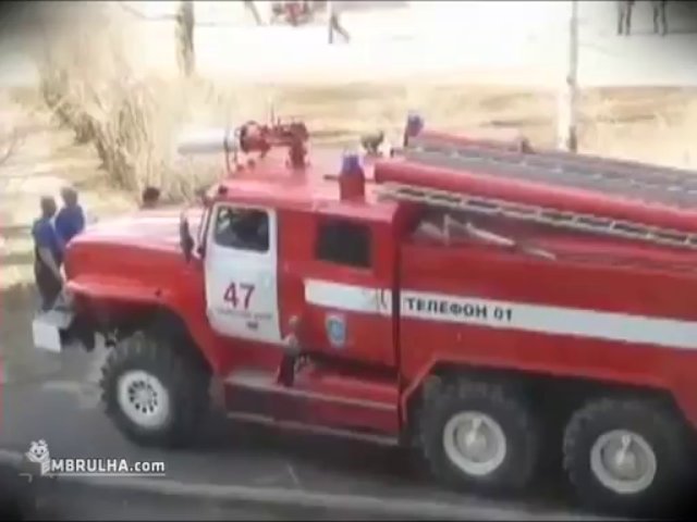 Na Rússia é assim que os bombeiros trabalham