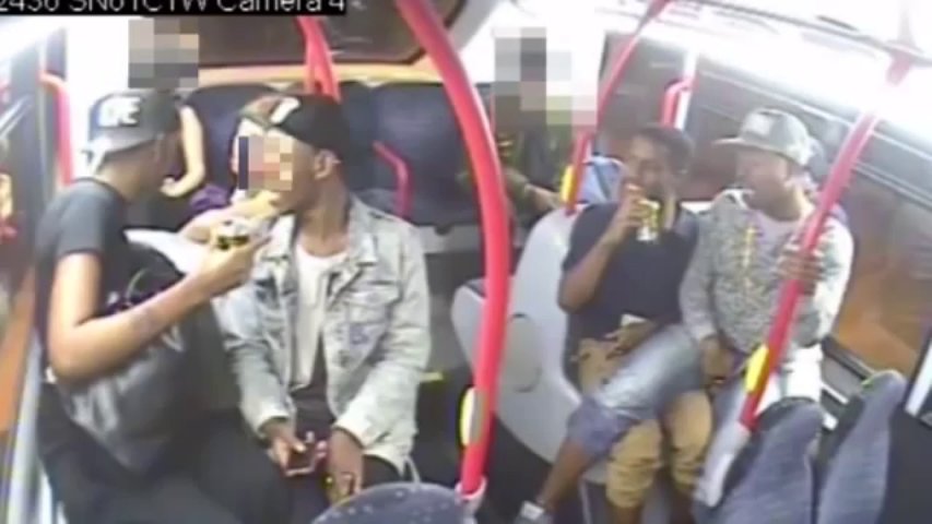 Mulher espancada por grupo de rapazes em autocarro