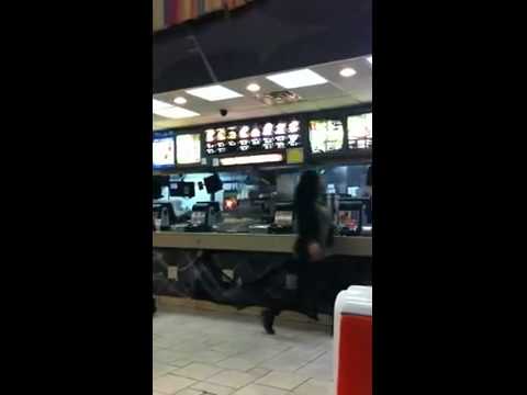 Empregado de McDonalds espanca cliente