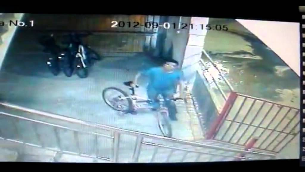 Ladrão tenta roubar bicicleta e leva carga de porrada