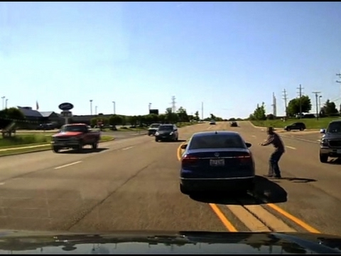 Homem salta para dentro de carro em andamento para salvar condutor